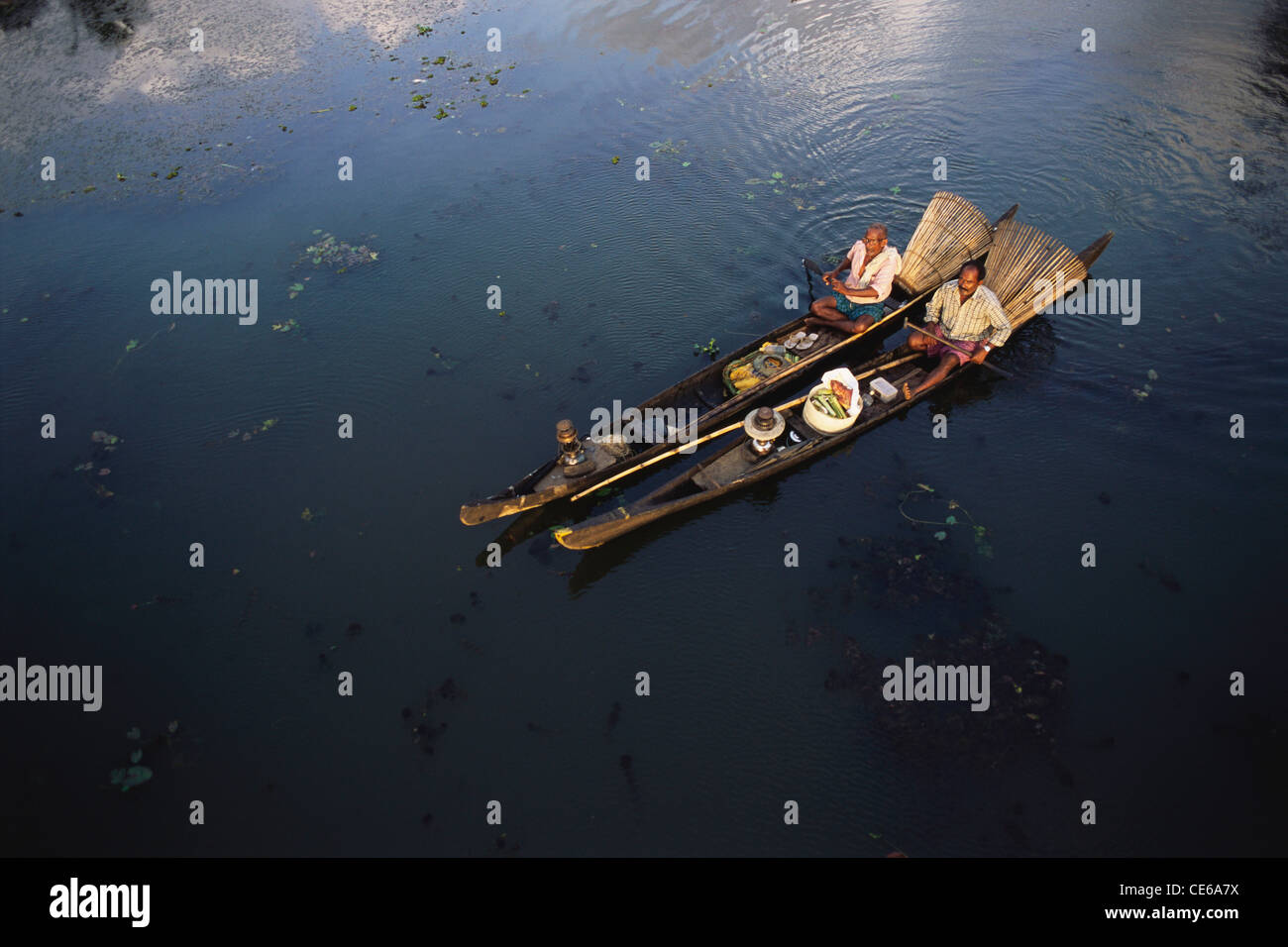 Pescadores con canastas de bambú pescando en aguas profundas ; Kuttanad ; Alappuzha ; Kottayam ; distritos de Pathanamthitta ; Kerala ; India ; Asia Foto de stock