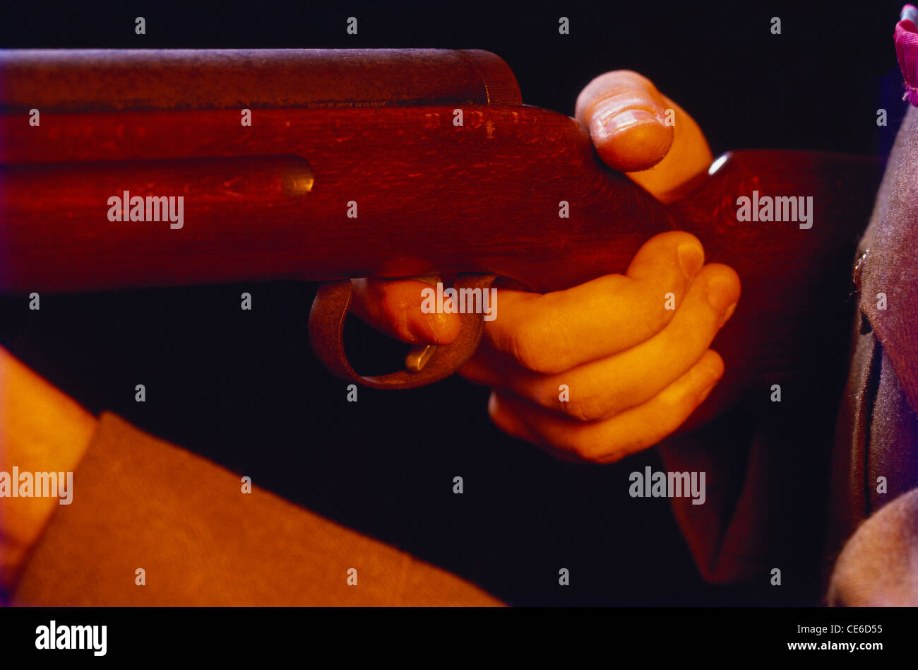 El dedo en el gatillo de la pistola Foto de stock