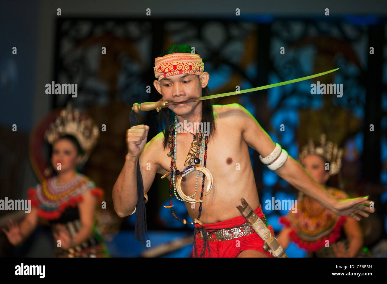 Dayak danza en la Aldea Cultural de Sarawak, Damai Beach. Kuching, Sarawak, Borneo, Malasia Foto de stock
