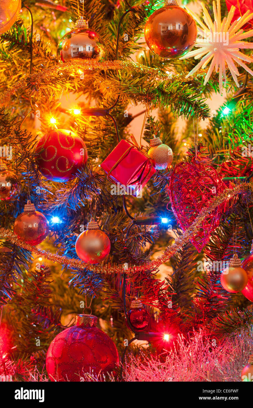 Árbol de navidad decoración decoración festiva de oropel baubels retrato de fondo color detalle borrosa luces fuera de foco concepto abs Foto de stock