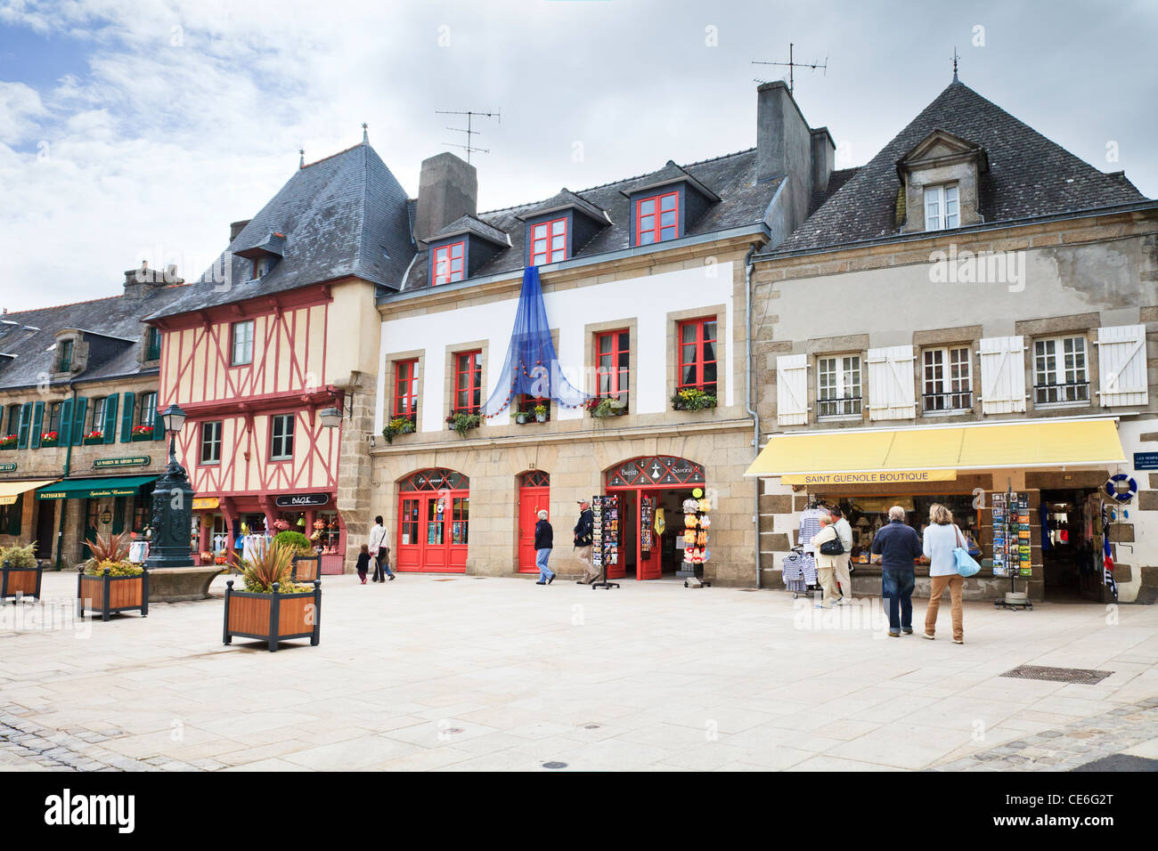 La gente pasea en la Plaza de la ciudad de Concarneau, Bretaña, Francia. Foto de stock