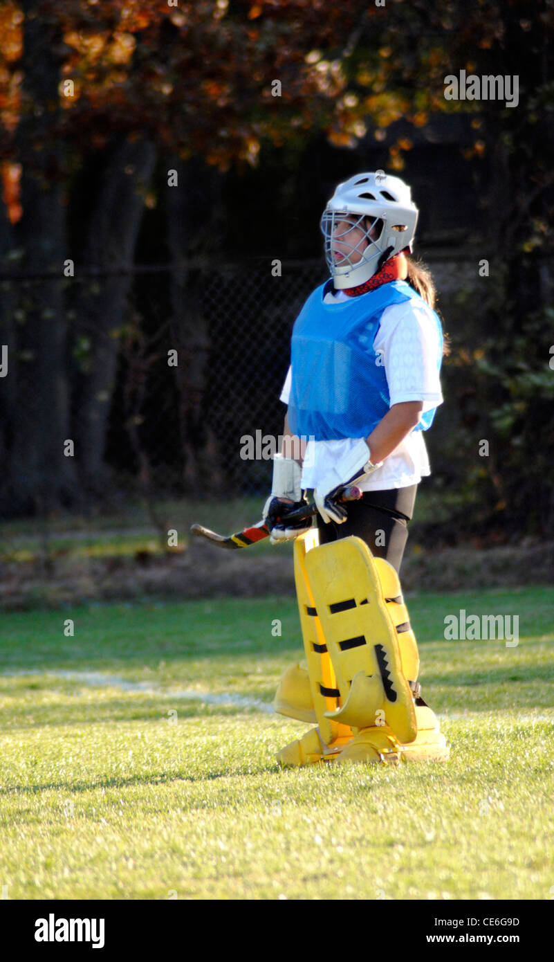 Un joven latino Hispanic niña jugando de portero de hockey de campo Foto de stock