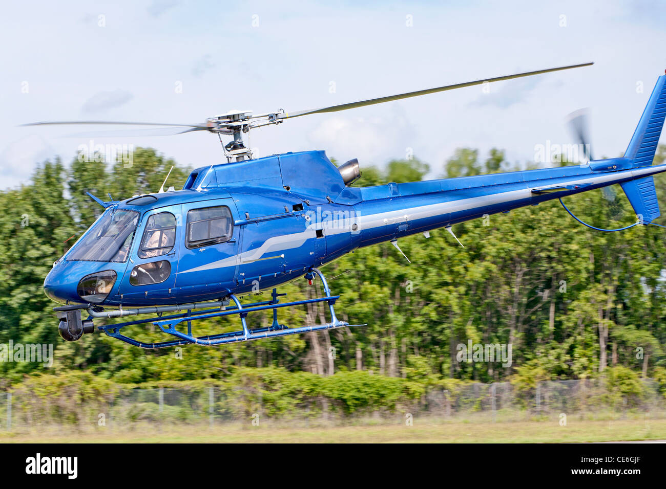 Una de helicópteros Eurocopter helicóptero vuela a poca distancia del suelo. Foto de stock