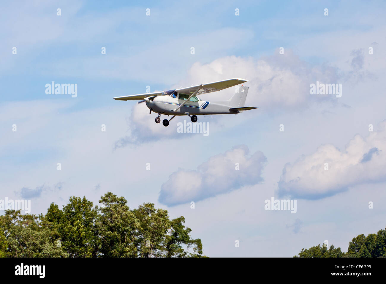 Un avión Cessna en vuelo en el cielo. Foto de stock