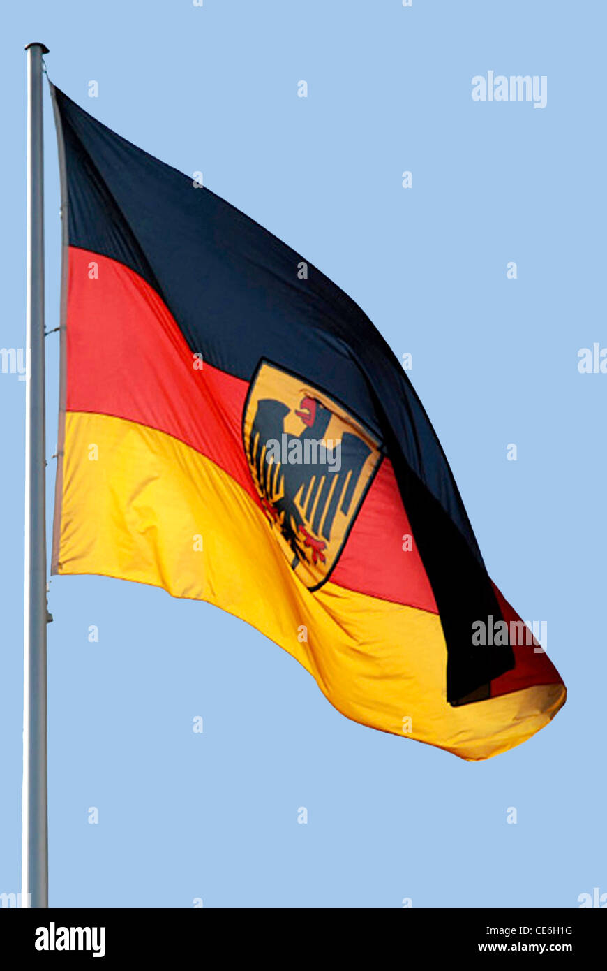 Bandera Alemana con el Águila en el mástil en la parte delantera de la Cancillería Federal en Berlín. Foto de stock