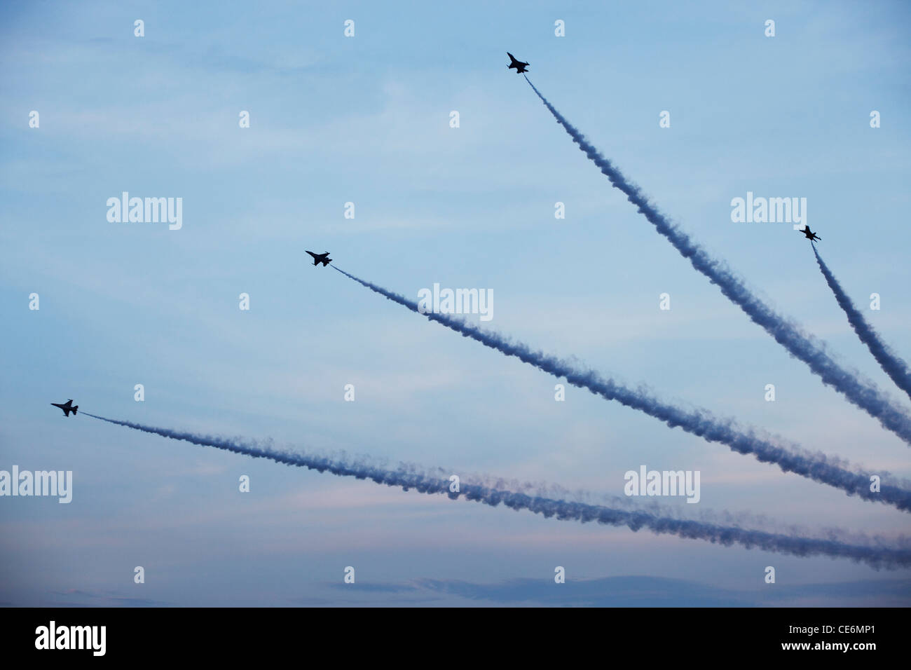 Aviones de combate volando en formación, Singapur Foto de stock