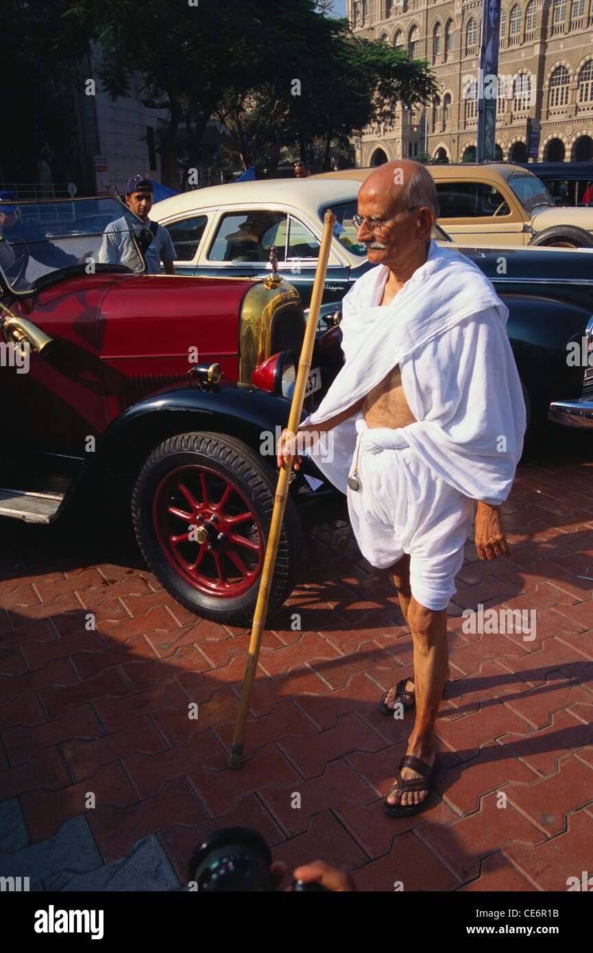 Hombre disfraces parecen Mahatma Gandhi en vintage car rally ; ; ;  Maharashtra Bombay Bombay India Fotografía de stock - Alamy