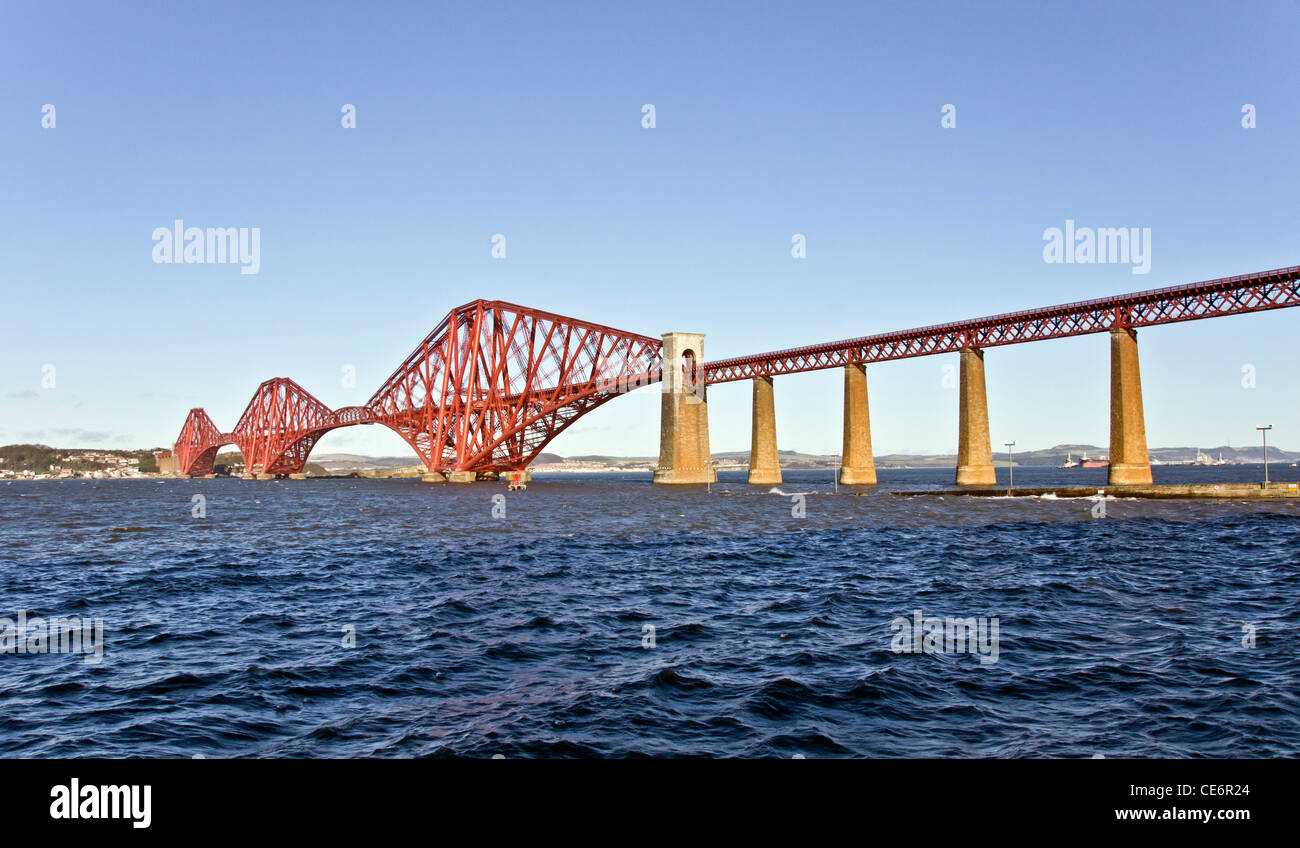 Recién pintado puente ferroviario de Forth visto desde South Queensferry en Escocia Foto de stock