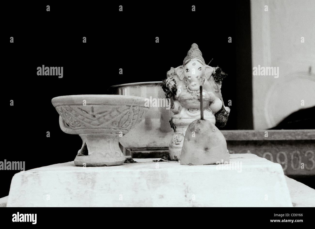 Ofrendas rituales hindúes en un templo en Little India de Singapur en el Lejano Oriente, el sudeste de Asia. Estilo de vida cultura Religión Viajes Religiosos Foto de stock