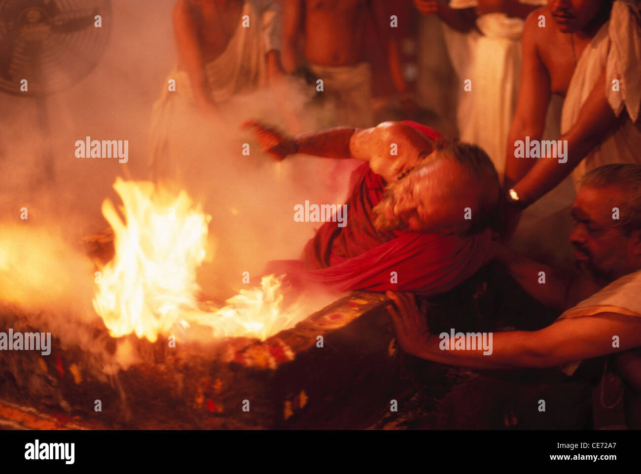 SOA 81799 : India india Jain sacerdote baño fuego Fotografía de stock -