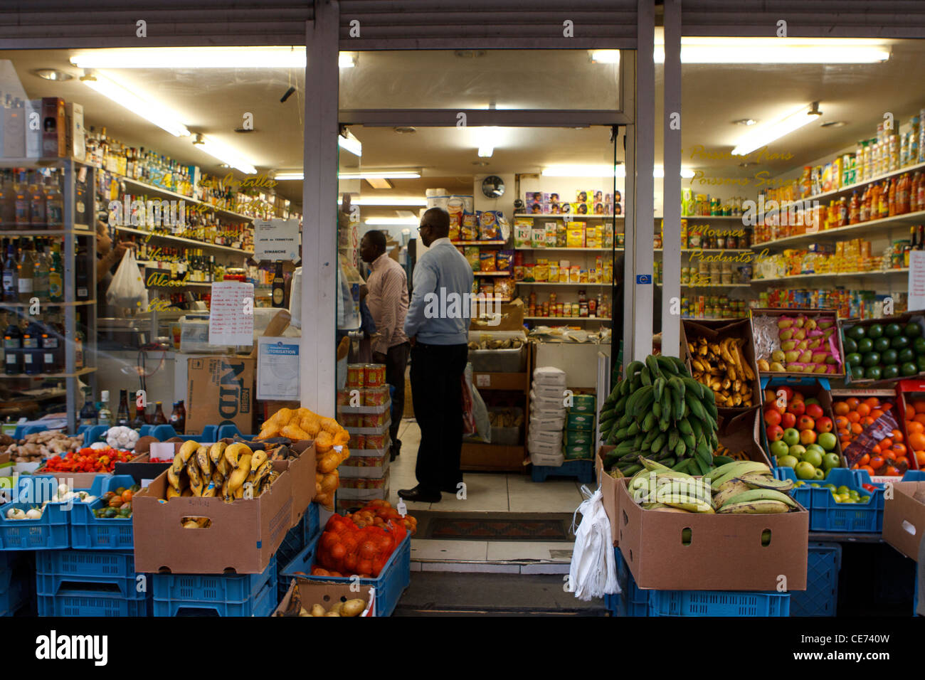 Tienda africana tiendas de comestibles frutas personas Foto de stock