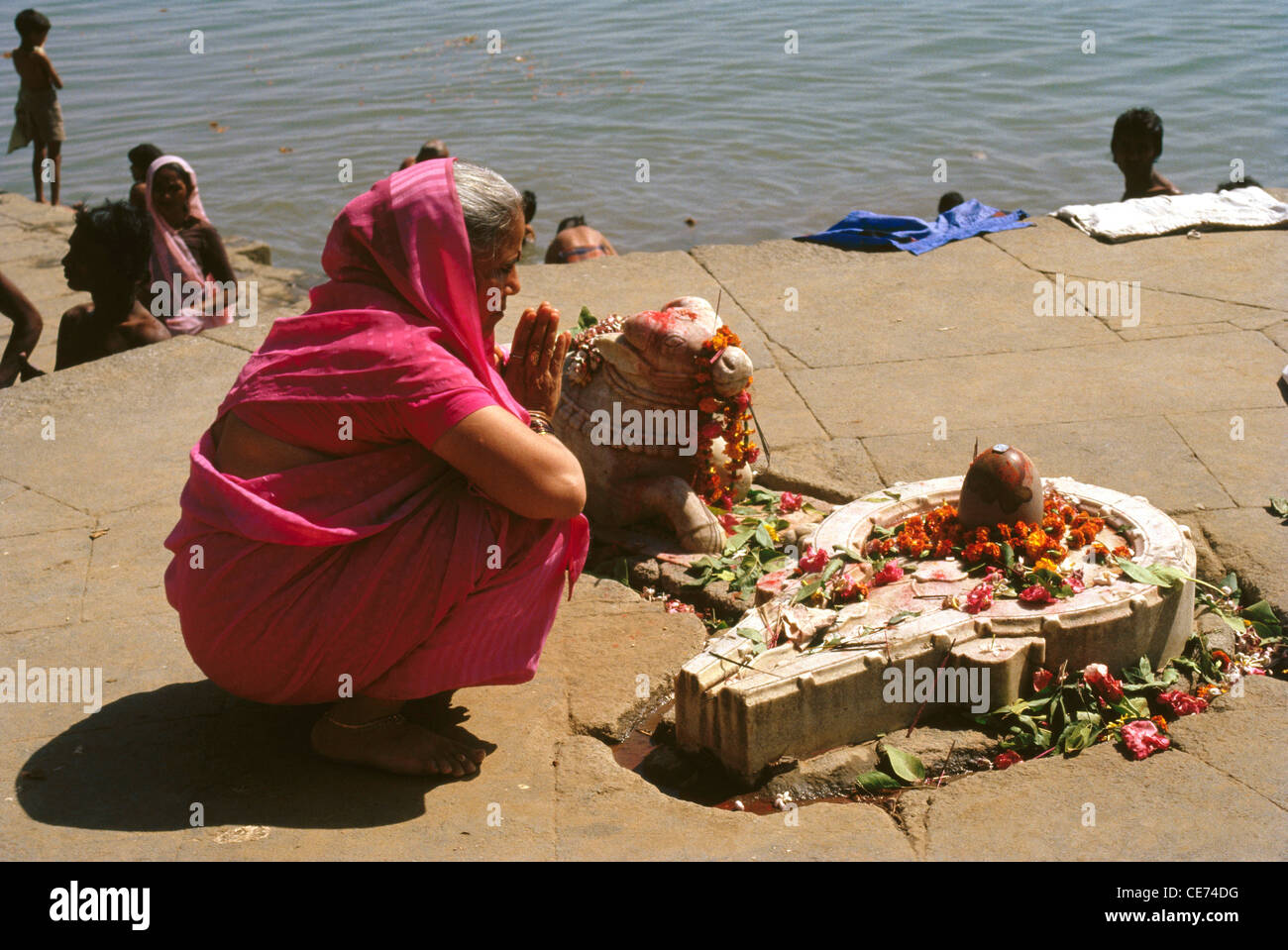 SNS 82818 : mujer india, orando a Dios shiva linga ; india Foto de stock