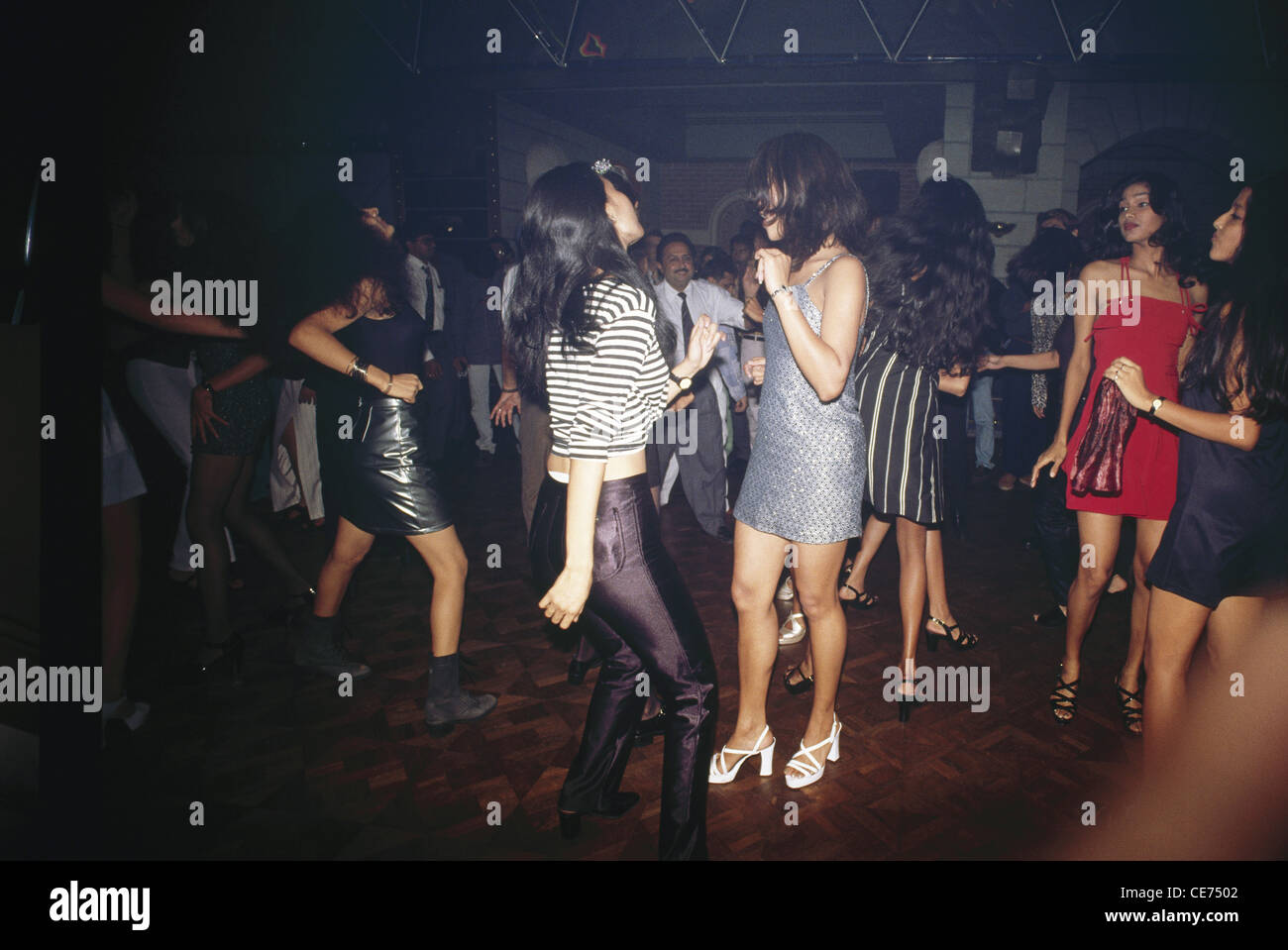 Chicas bailando en discoteca fotografías e imágenes de alta resolución -  Alamy