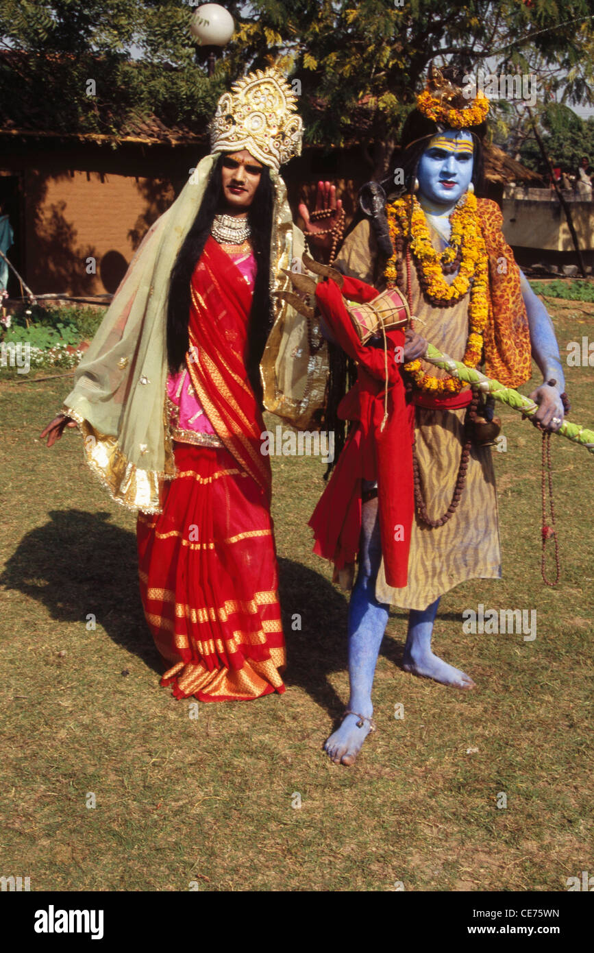SNS 84684 : Hombres y mujeres indias en el disfraz del dios Shiva y la  Diosa Parvati Rajastán India Fotografía de stock - Alamy