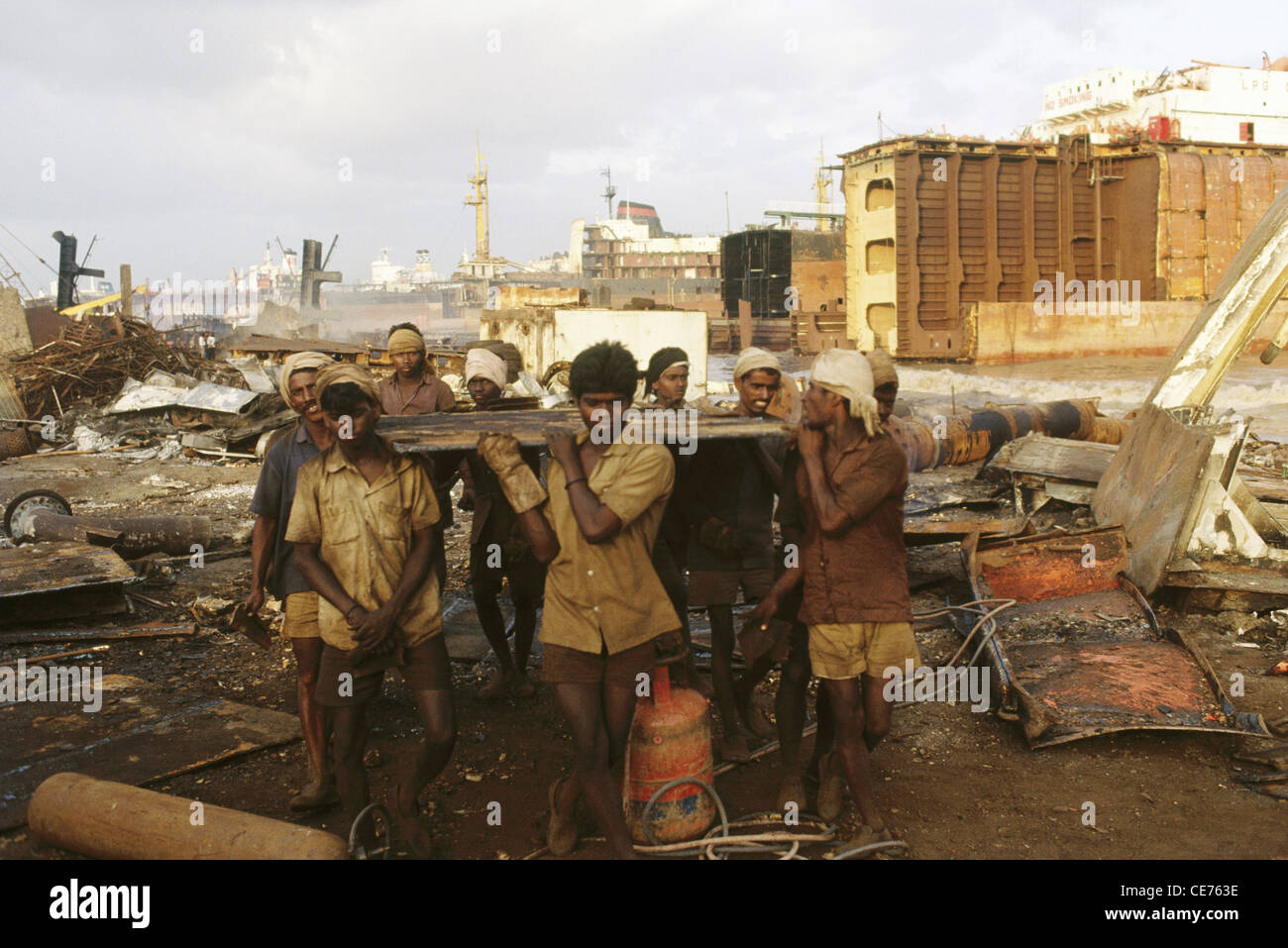 RVA 83129 : Indios hombres llevando la chatarra alang el desguace yard gujarat india Foto de stock