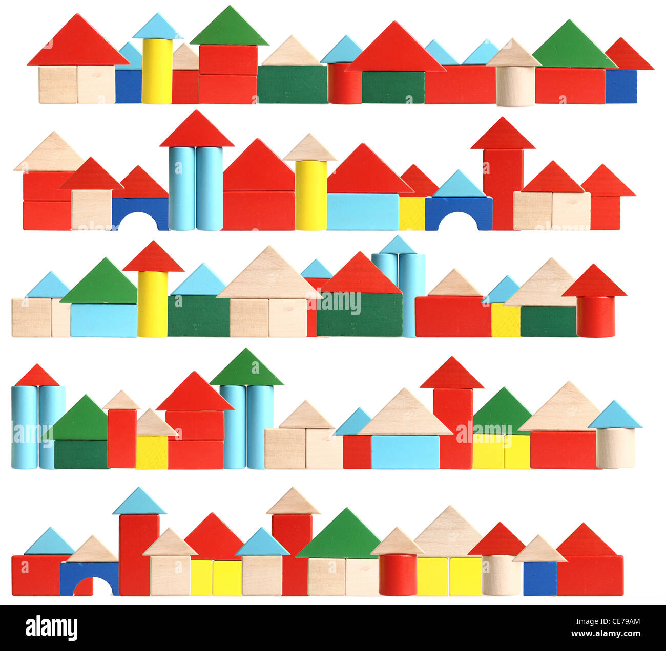 Imagen de símbolo. Viviendo en un pueblo, ciudad, aldea, vivienda. Coloridos bloques de construcción, hecha de madera. Juguetes. Foto de stock