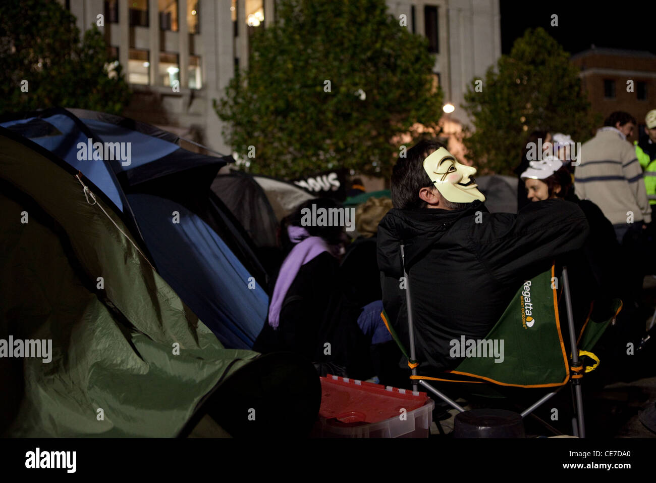 St Paul's, donde las personas están acampados para protestar contra el sistema financiero mundial. Activista en V de Vendetta máscara en su tienda. Foto de stock