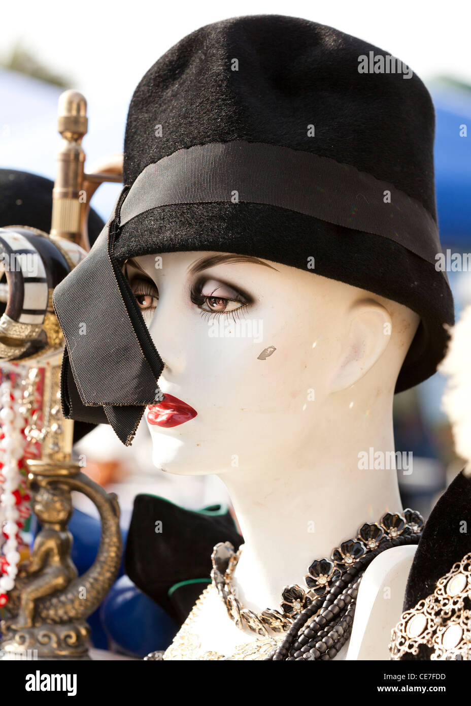 Maniqui femenino cabezas con sombreros en el mercadillo Fotografía de stock  - Alamy