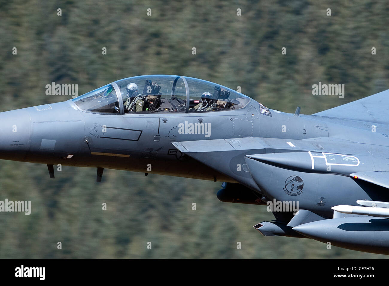 F-15 Strike Eagle de la USAF bajo nivel volando en el bucle de mach Mid Wales Foto de stock