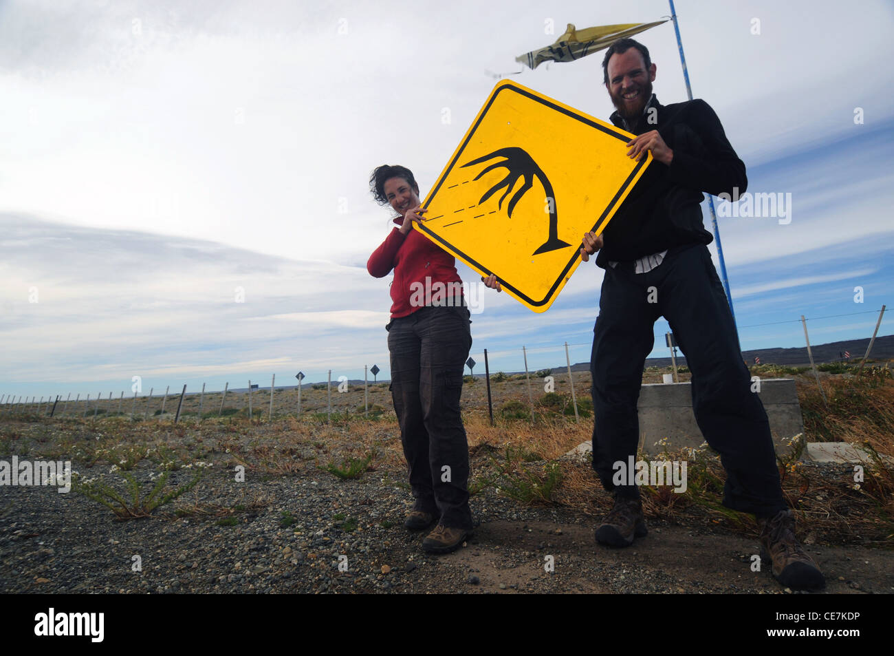 Señal de carretera advirtiendo a los automovilistas acerca de las condiciones de viento, a lo largo de la Ruta Nacional 40 en Patagonia, Argentina. No, señor o PR Foto de stock
