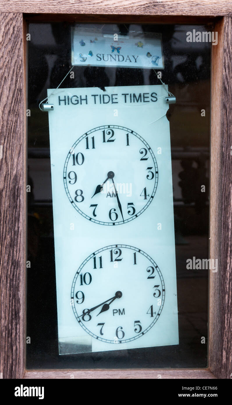 Two clock faces fotografías e imágenes de alta resolución - Alamy