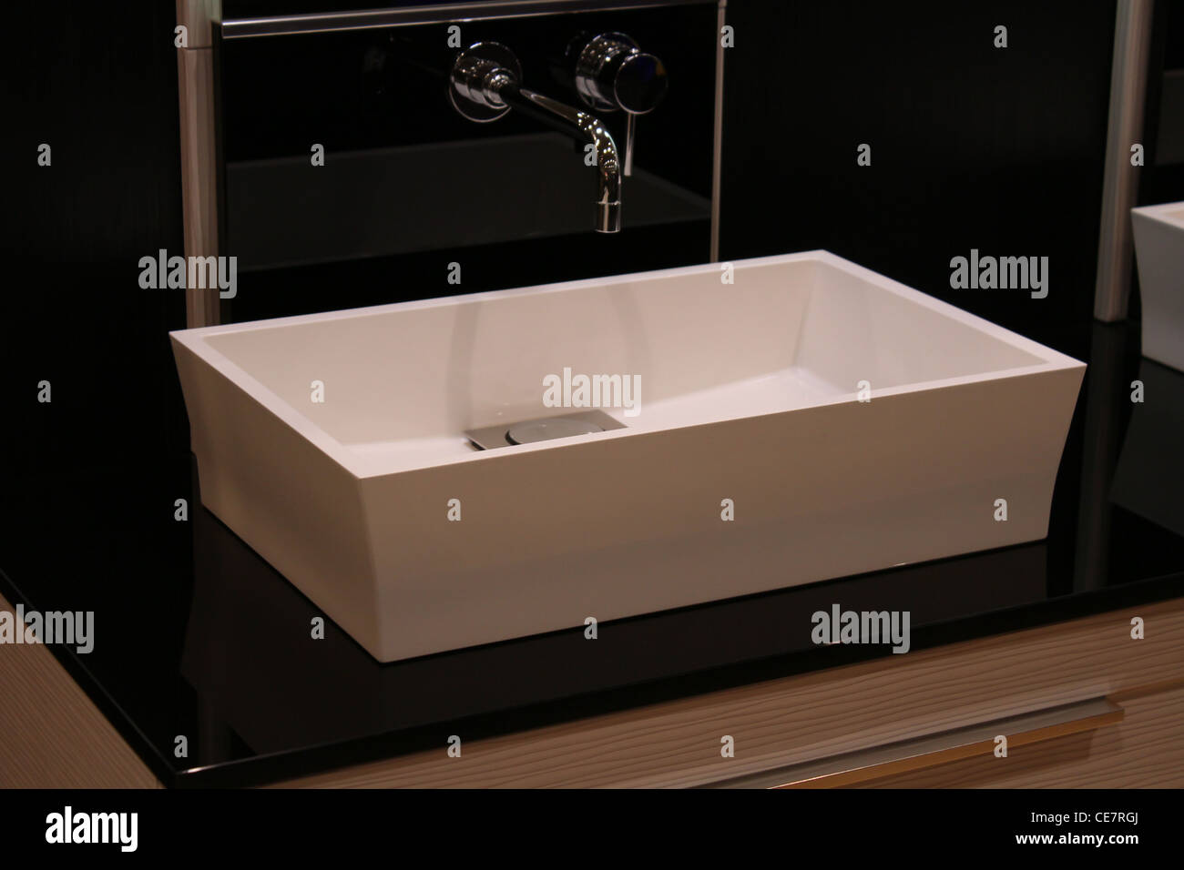 Aspecto moderno lavabo rectangular de lujo de diseño Foto de stock