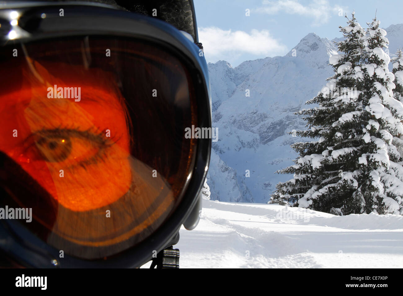 Hembra detrás de los ojos con gafas de esquí como fondo del paisaje  Fotografía de stock - Alamy