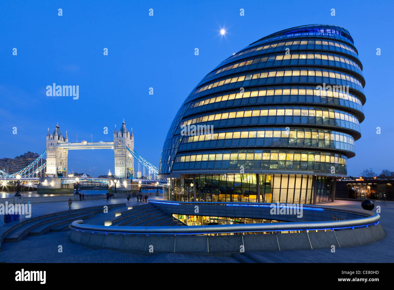 City Hall, sede de la Greater London Authority (GLA) y el Tower Bridge, Londres, justo después de la puesta del sol Foto de stock