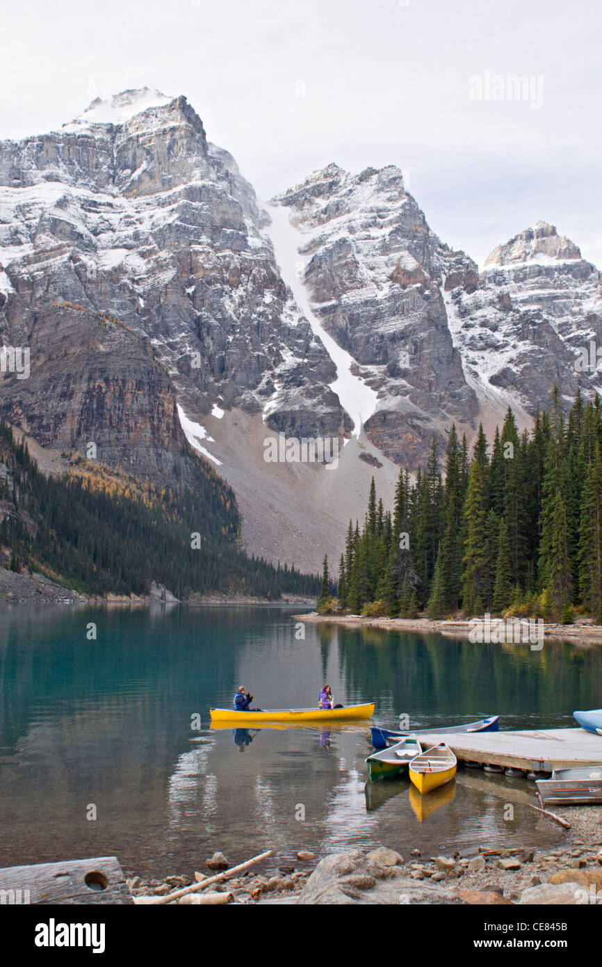 Canotaje en el Lago Moraine, en el Valle de los Diez Picos Parque Nacional Banff Alberta Canada Foto de stock