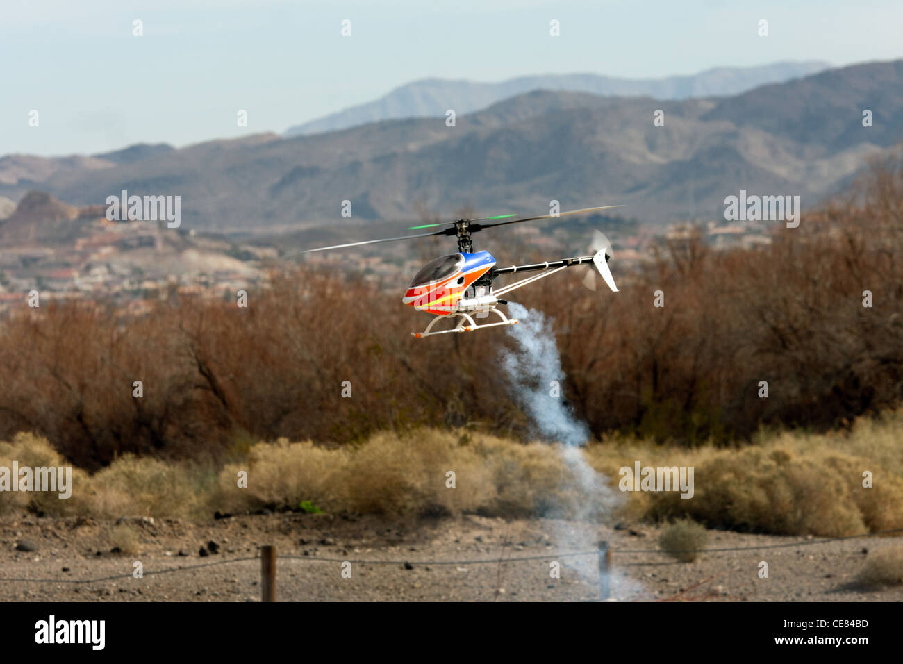 RC helicóptero en vuelo en frente de las montañas Foto de stock