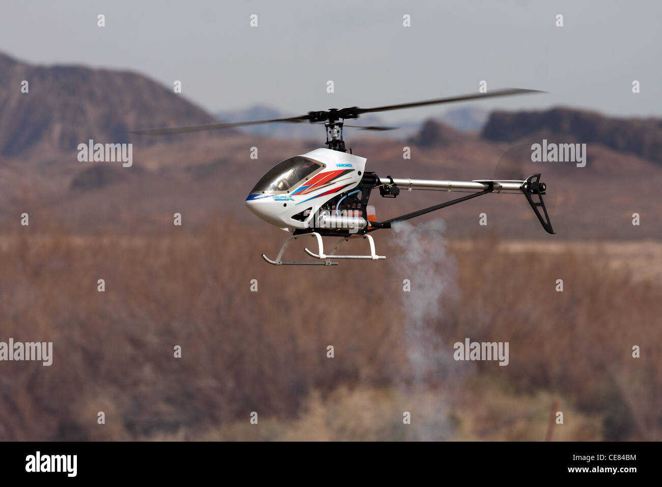 RC helicóptero en vuelo en frente de las montañas Foto de stock