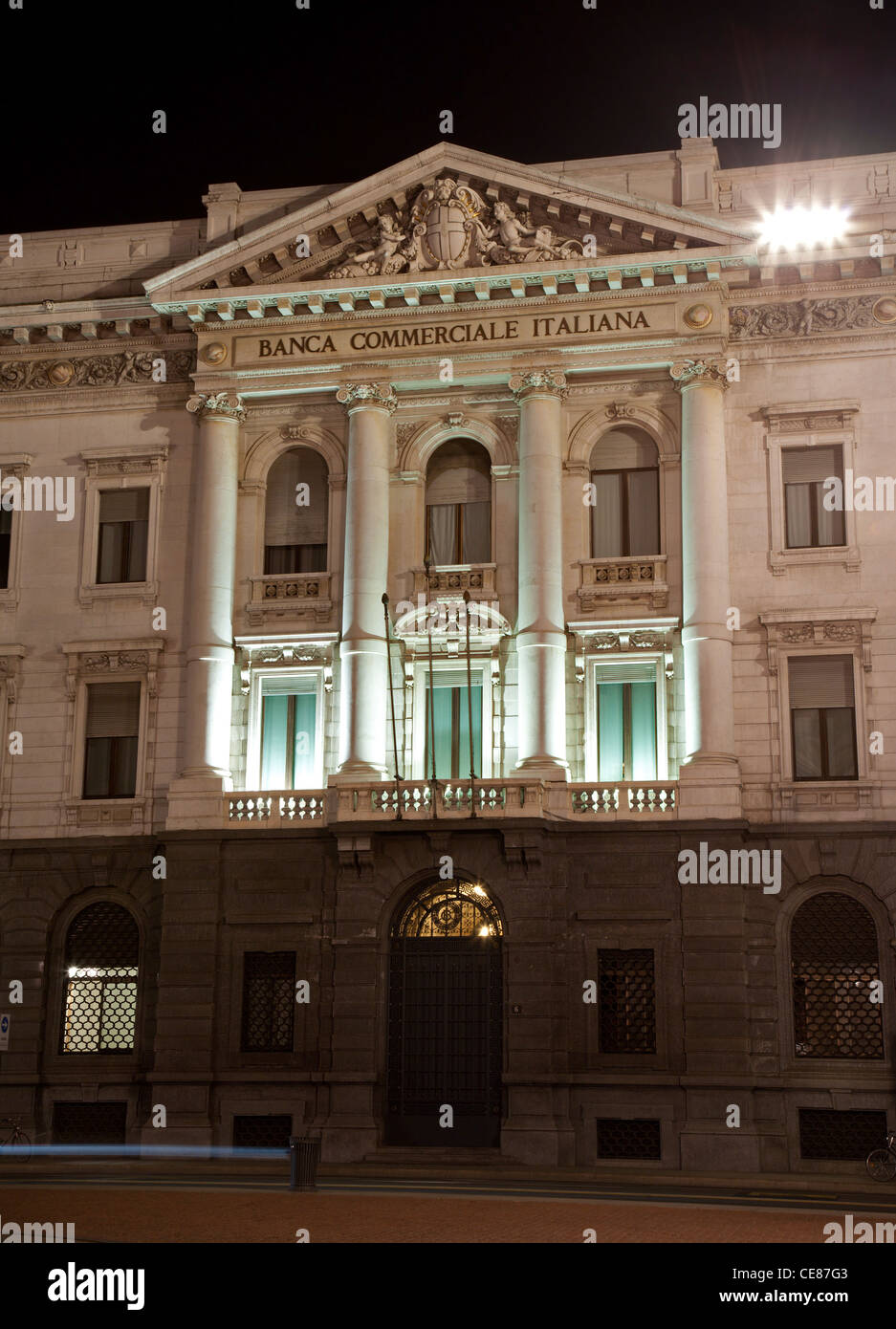 Milán - Banco fachada Foto de stock