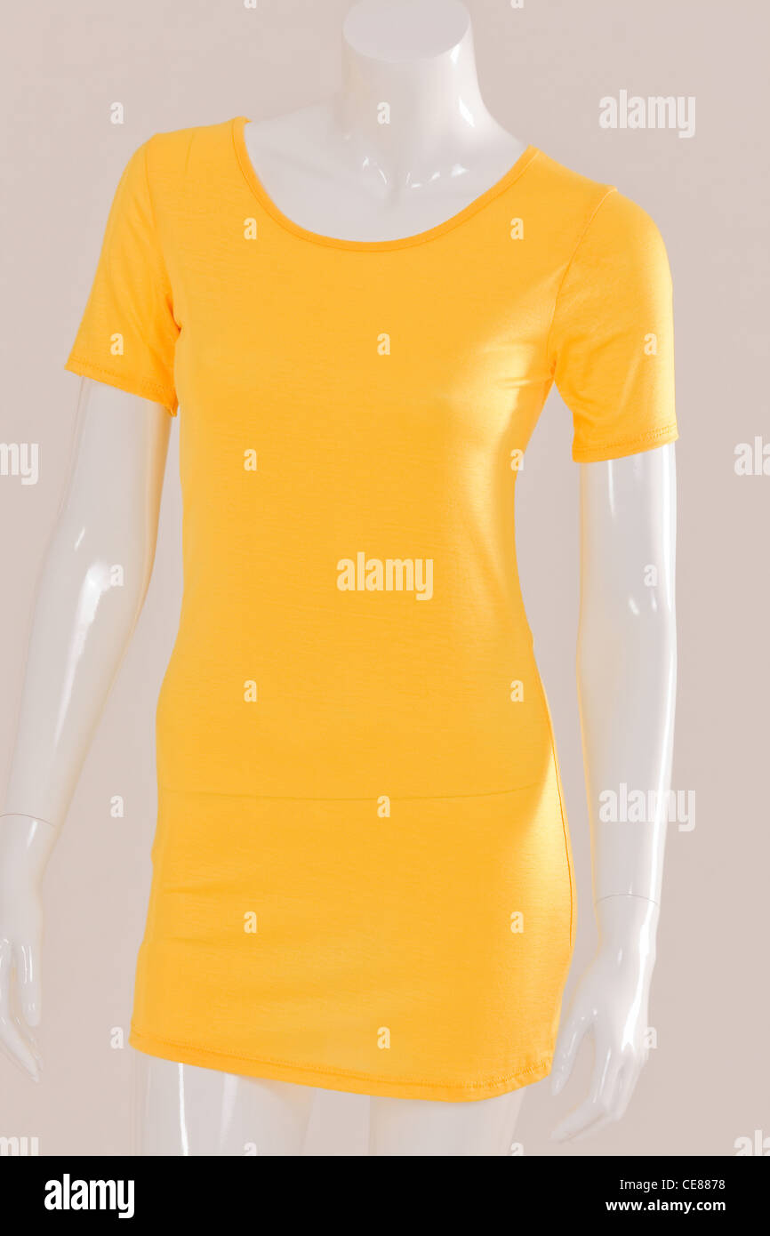 Maqueta de camiseta de manga larga amarilla lisa para conjuntos de moda  destacados
