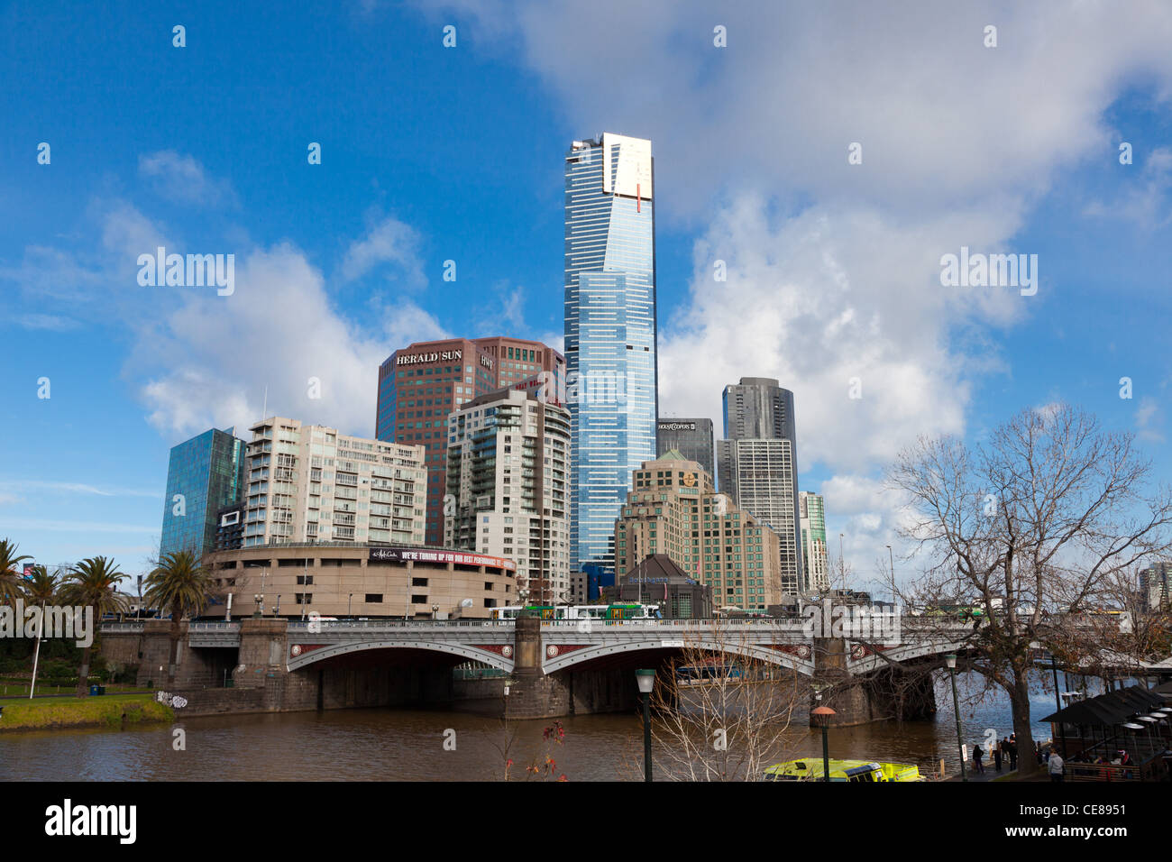 Torre Eureka y edificios de oficinas en el centro de Melbourne. Foto de stock