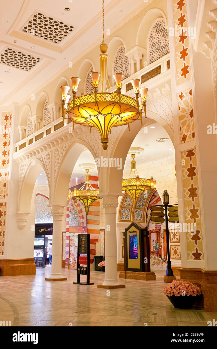 El zoco del oro dentro del centro comercial Dubai Mall, el centro comercial más grande del mundo Foto de stock
