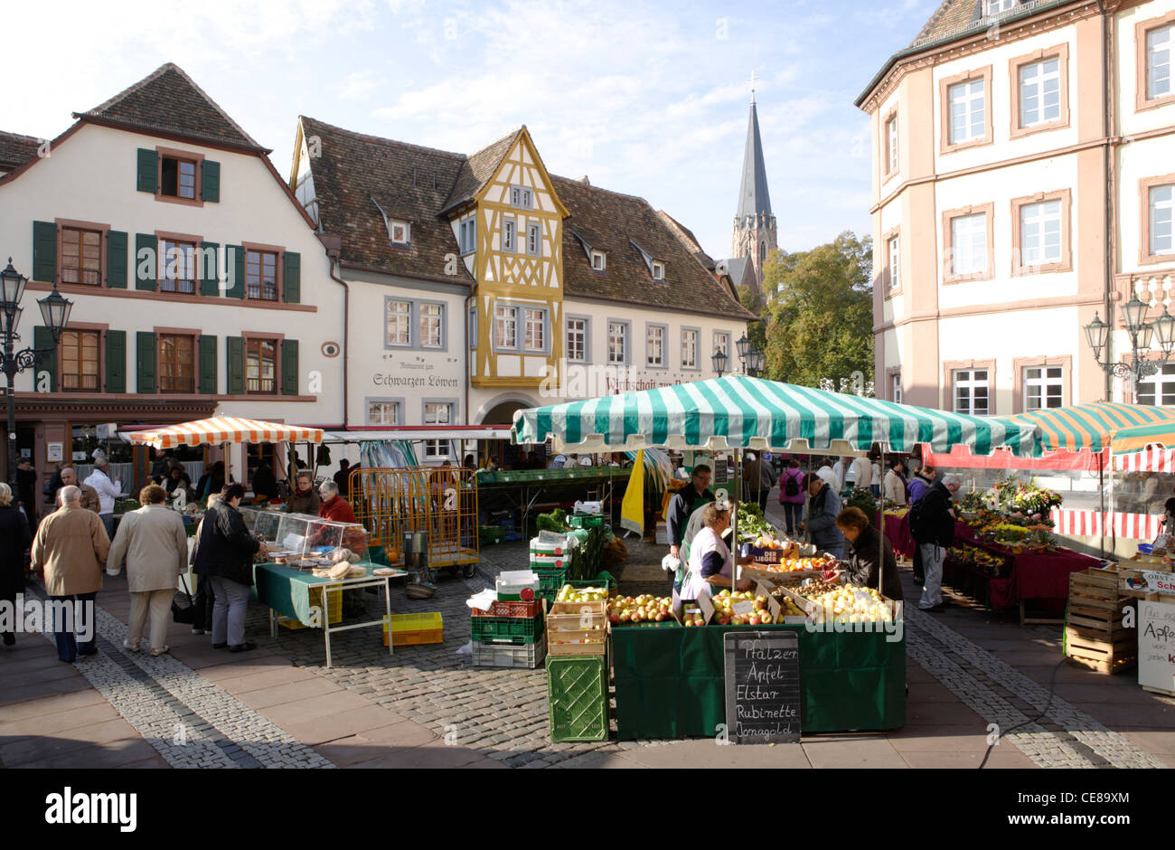 Mercado en Marktplatz cuadrado, Neustadt an der Weinstrasse, Renania-Palatinado, Alemania, Europa Foto de stock