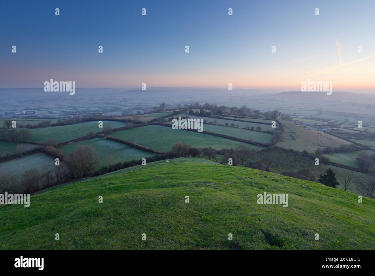 El Somerset niveles de Glastonbury Tor al amanecer. El invierno. Somerset. Inglaterra. En el Reino Unido. Foto de stock