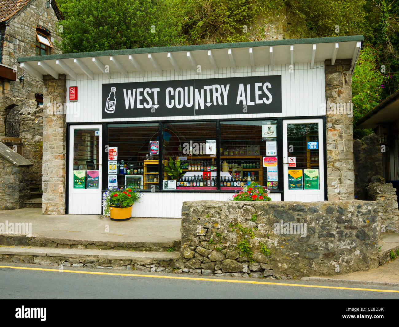 Tienda de venta de cervezas locales en la atracción turística de Cheddar Gorge, Cheddar, Somerset, Inglaterra. Foto de stock