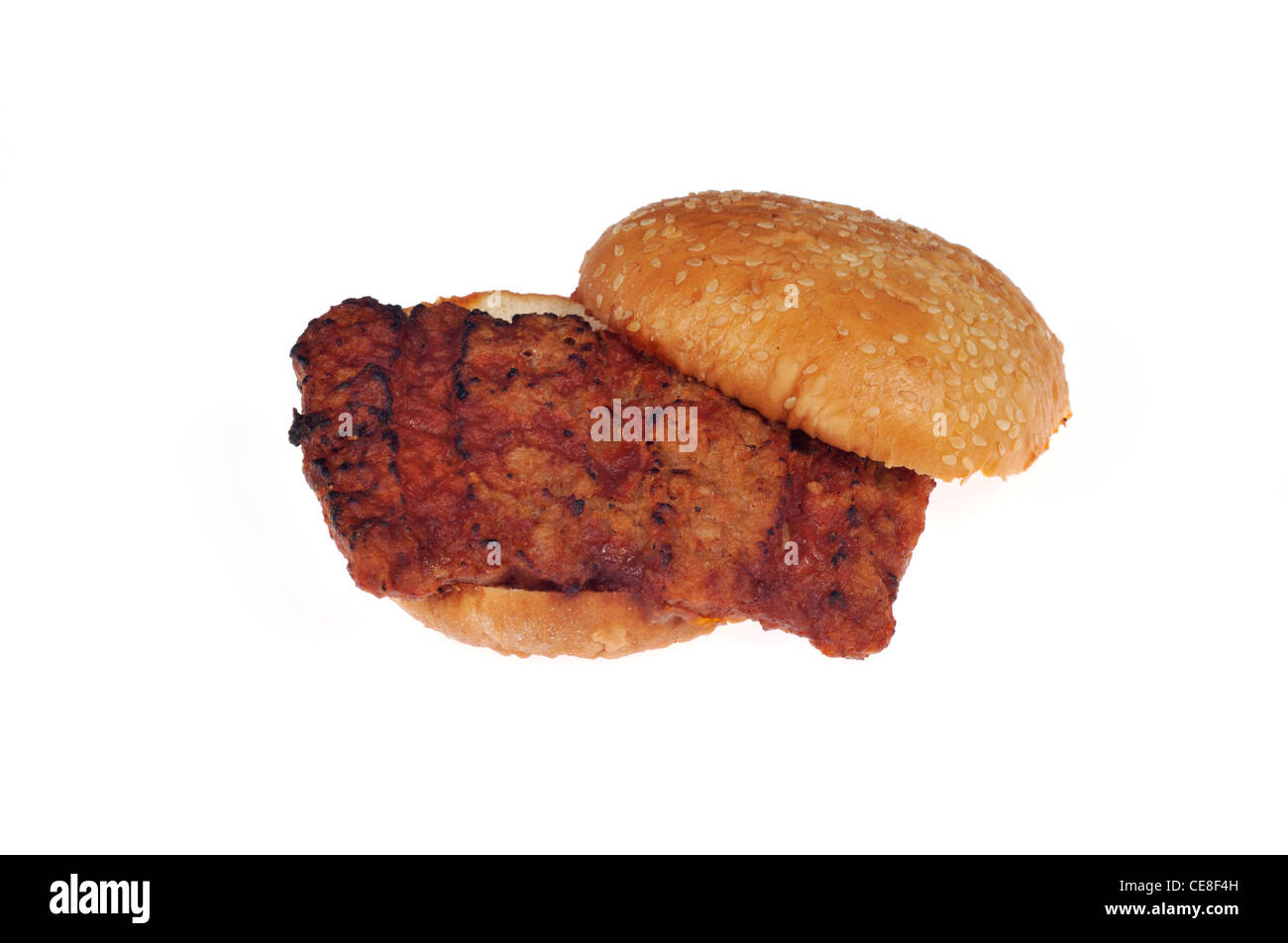 Costilla de cerdo cocida barbacoa abierta sándwich en semillas de sésamo roll sobre fondo blanco recortada. Foto de stock