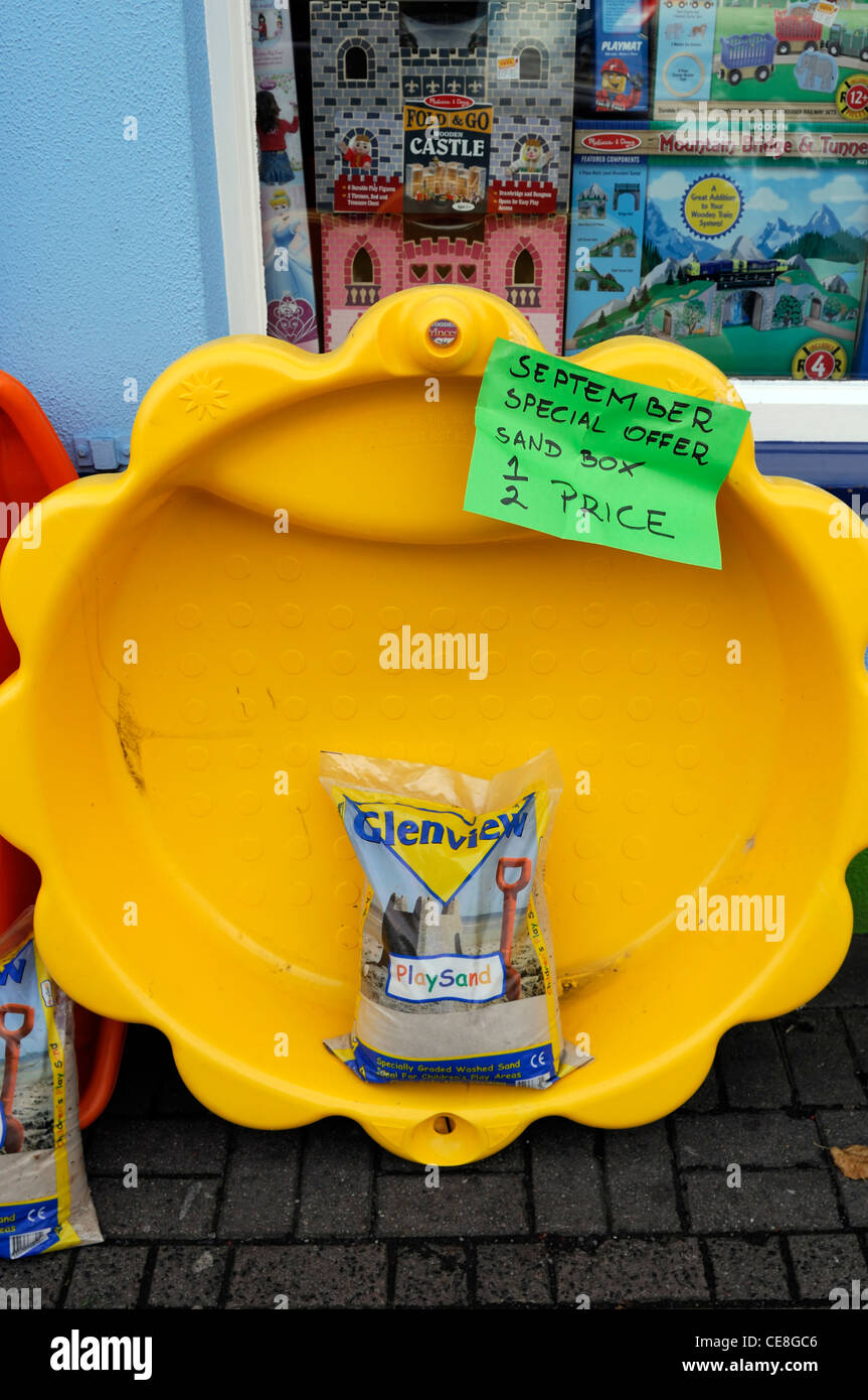 Final de temporada de verano a mitad de precio reducido venta piscina sand box para los niños Foto de stock