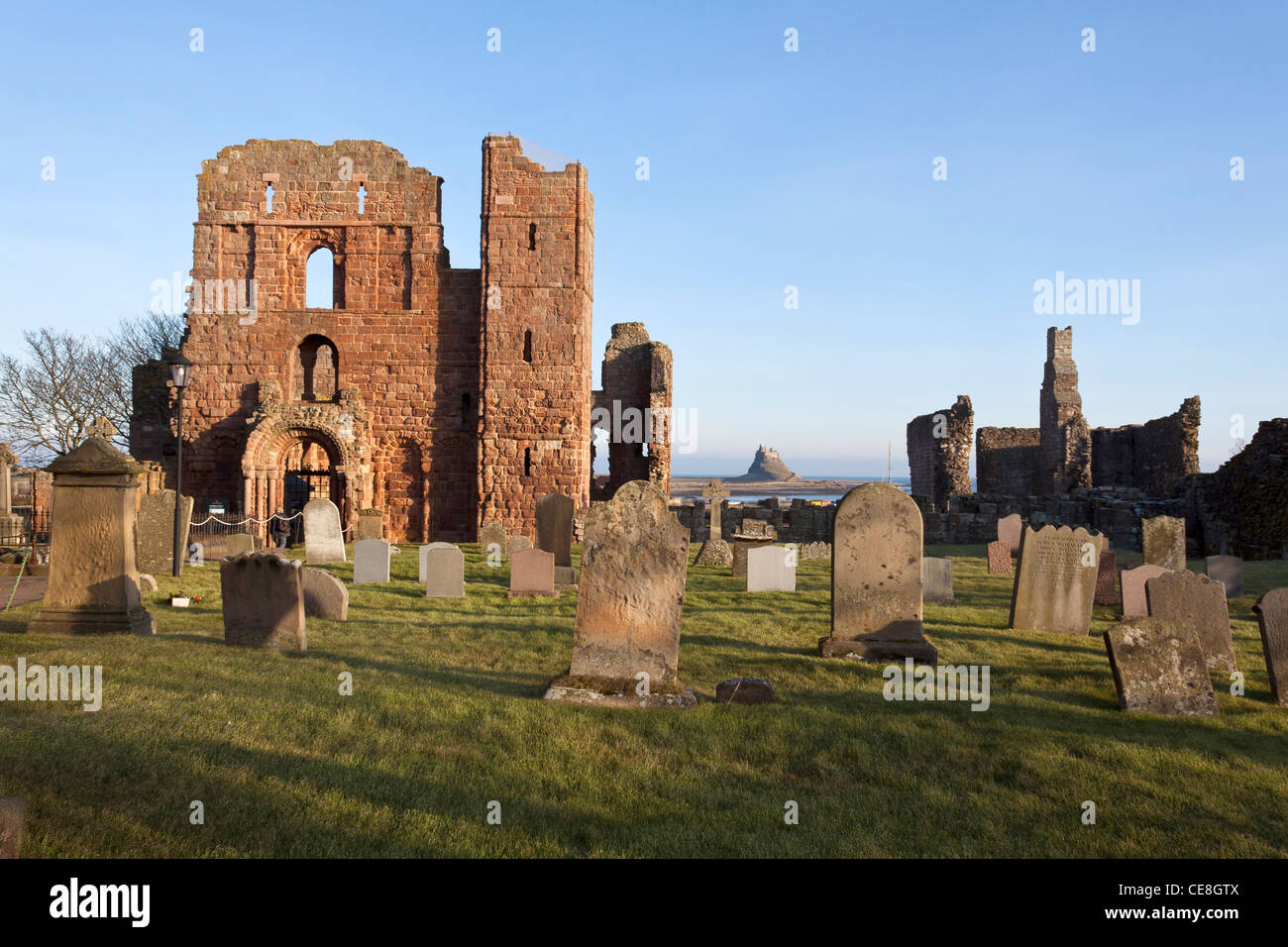 Lindisfarne Priory, hogar original de los evangelios de Lindisfarne, fue un importante centro del cristianismo temprano Foto de stock