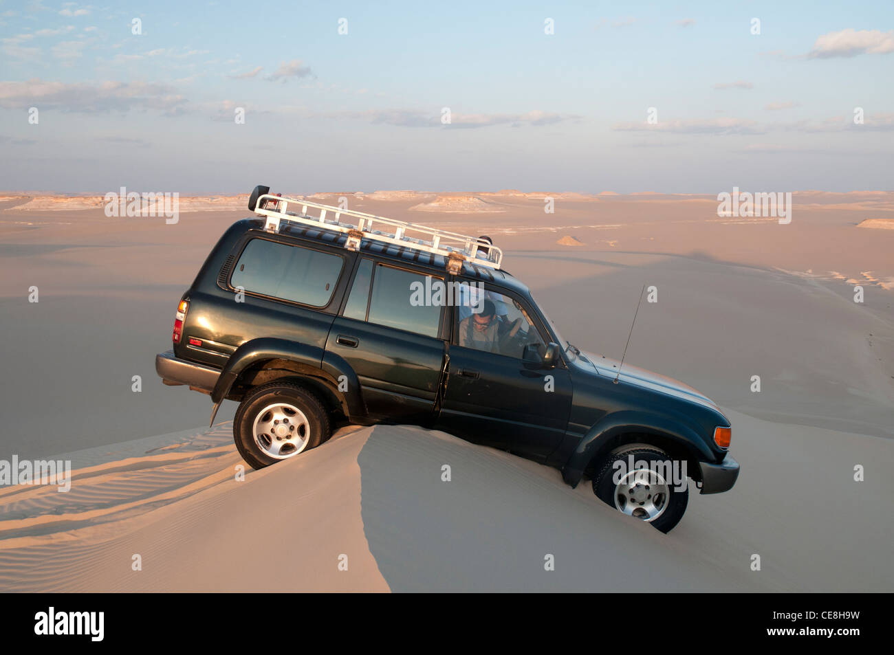 Offroading en el gran mar de arena, el desierto occidental, Egipto Foto de stock