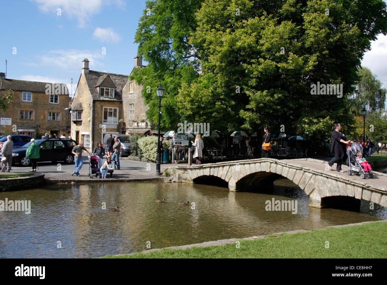 Bourton sobre el agua en los Cotswolds. Foto de stock