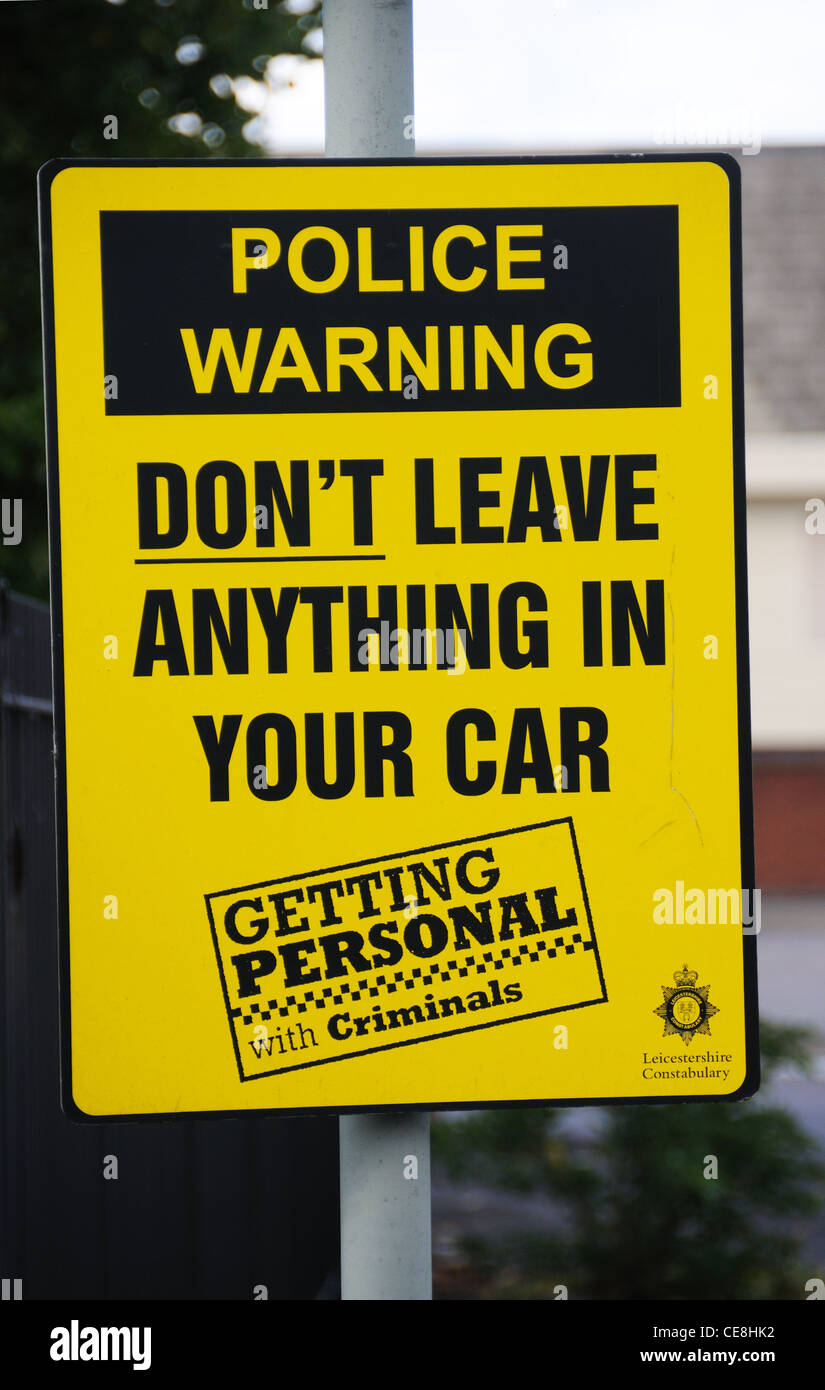 Un Policía de Leicestershire aviso sobre robo de vehículos, con Fosse Park, en Enderby, cerca de la ciudad de Leicester, Leicestershire, Inglaterra Foto de stock