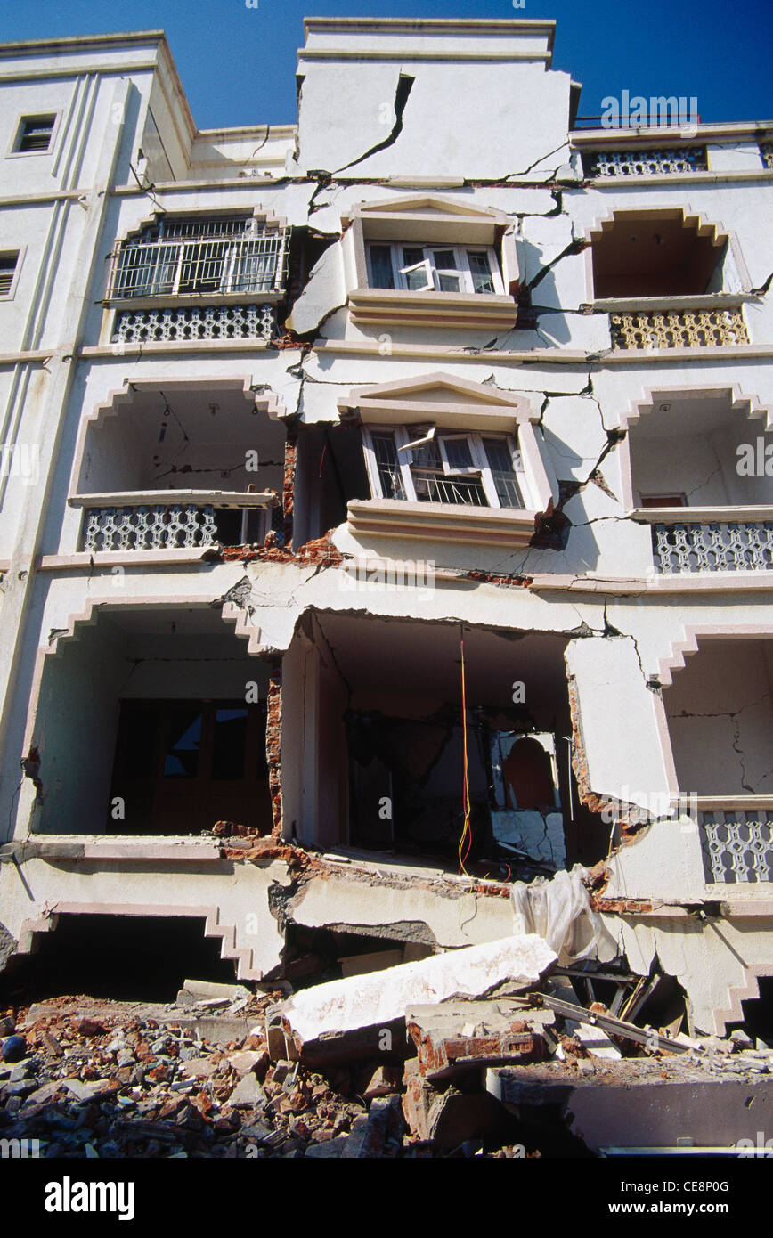 Daños por terremoto ; colapso de la construcción ; Apartamento Akshardeep ; ahmedabad ; gujarat ; india ; asia Foto de stock