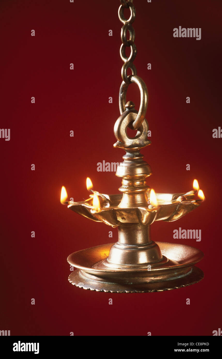 Lámpara de aceite de latón indio colgantes con fondo rojo india Fotografía  de stock - Alamy