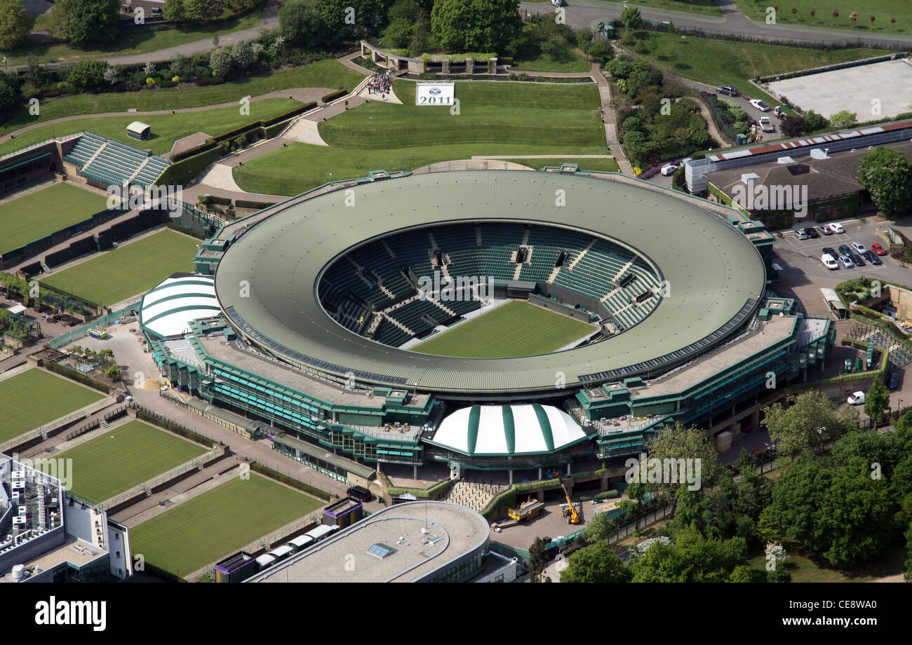Imagen aérea del Tribunal nº 1 y Henman Hill en el All England Club de Tenis, Wimbledon, Londres SW19 Foto de stock