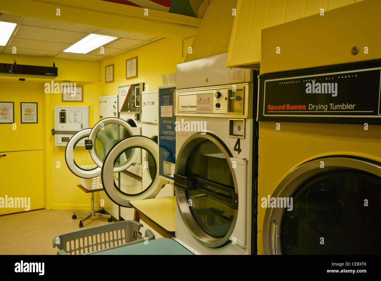 Máquinas de lavar ropa en una lavandería, en Alemania, en Renania del  Norte-Westfalia, Colonia Fotografía de stock - Alamy