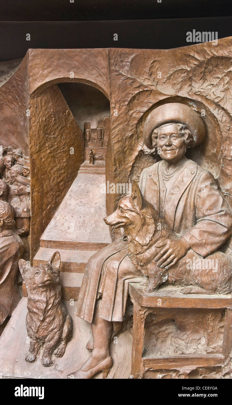Alivio de bronce que representan a la Reina Elizabeth, la reina madre con sus corgis por Philip Jackson y el centro comercial de Londres, Inglaterra Foto de stock