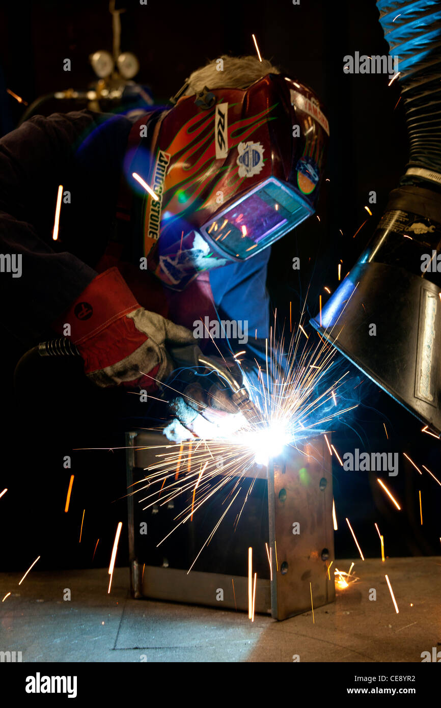 Un trabajador metalúrgico en una fábrica de Coventry en el Reino Unido la soldadura. Foto de stock